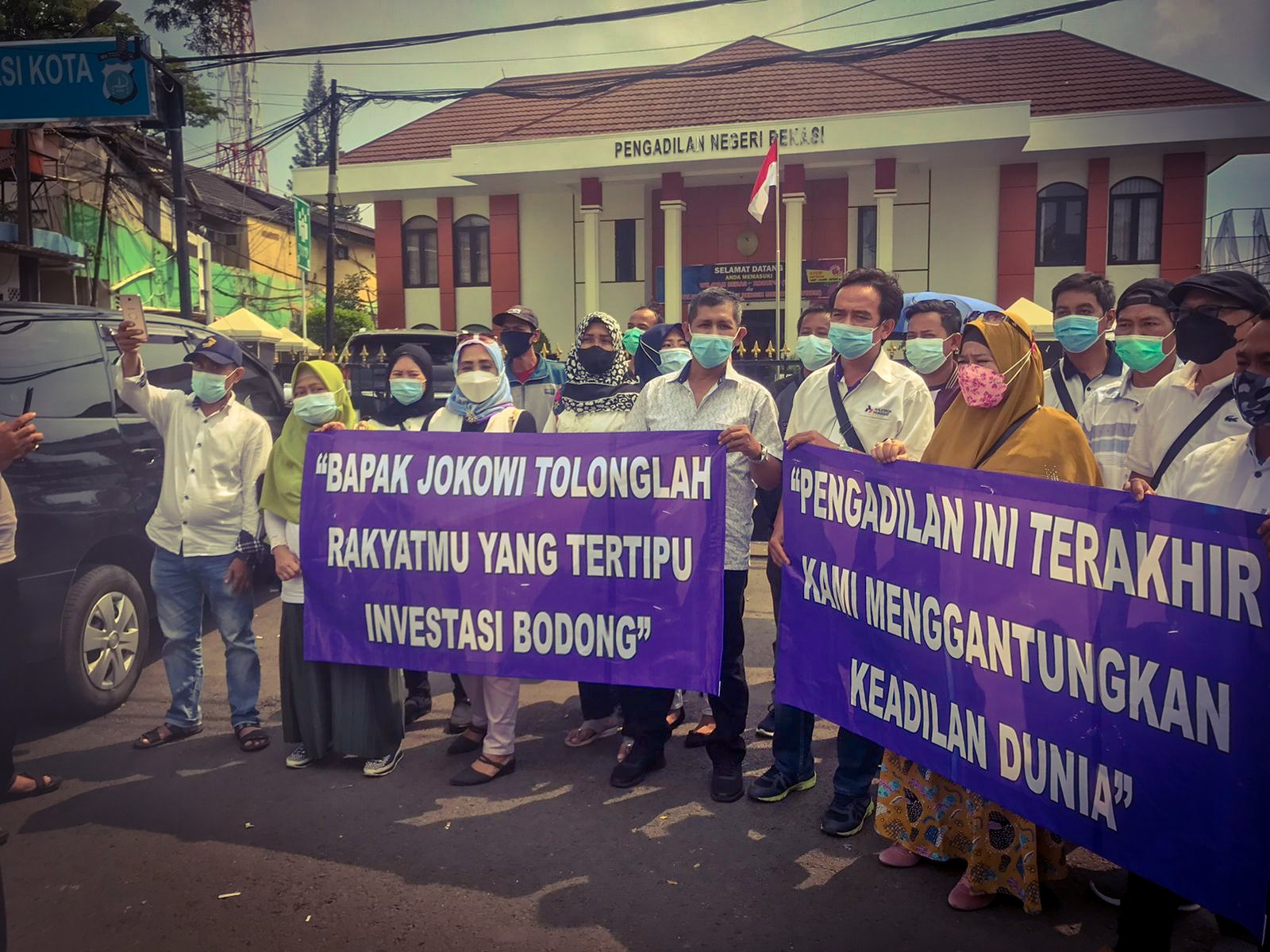 Korban Investasi Bodong EDC-Cash Demo Di Depan Pengadilan Negeri Bekasi ...